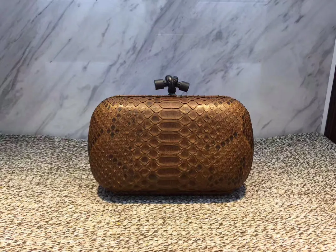 🔥🔥Model No. 8651🔥🔥This elegant clutch bag is one of the most popular handbags in woven bags. It is an interpretation of a classic design that was reintroduced in 2001. Since its launch, the Knot clutch has exhibited exquisite craftsmanship and integrated different styles from low-key to flamboyant. Each new Knot product demonstrates the irresistible and timeless charm of this classic handbag. This luxurious handbag features the signature braided rope buckle and is crafted from rare yellow-ringed forest snake and water snake skins. More charming and luxurious texture. Size: Small 16.5cm